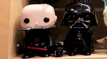 El funko pop sin máscara de Darth Vader en Star Wars de Modzii en el vídeo ¡LA MAYOR COLECCIÓN DE FIGURAS POP! ¡DESDE FRANCIA!