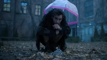 Paraguas transparente y rosa de Klaus (Robert Sheehan) en The Umbrella Academy S01E01