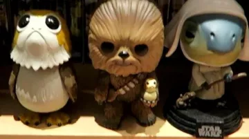 ChewBACCA's funko pop with a Porg in Modzii's Star Wars in the video THE BIGGEST COLLECTION OF POP FIGURES! ¡DESDE FRANCIA!