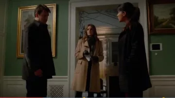 Max Mara SportMax Manteau porté par Kate Beckett (Stana Katic) dans le Château (S07E13)
