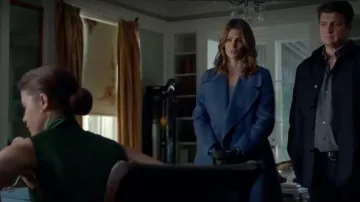 Max Mara Bleu Manuela Manteau porté par Kate Beckett (Stana Katic) dans le Château (S07E13)
