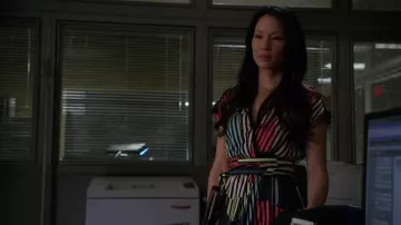 Diane von Furstenberg Rilia Vestido usado por la Dra. Joan Watson (Lucy Liu) en Primaria (S04E08)