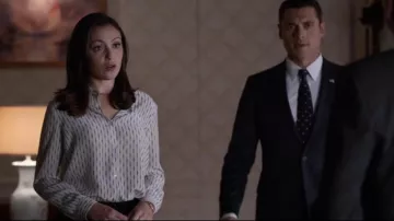 La camisa de seda Kooples Fantasy usada por Emily Rhodes (Italia Ricci) en Designated Survivor (S01E04)