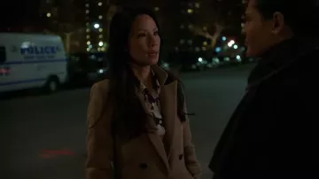 Rag & Bone Faye Manteau porté par le Dr Joan Watson (Lucy Liu) dans le Primaire (S04E11)