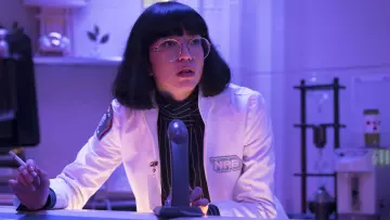 The glasses of Dr. Azumi Fujita (Sonoya Mizuno) in Maniac S01E09