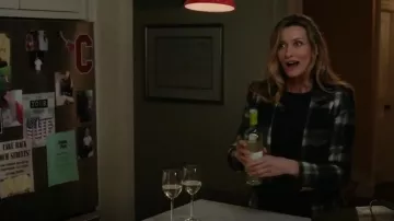 Blazer de solapa Smythe Peaked en gris a cuadros / caoba usado por Alex Kirkman (Natascha McElhone) en Designated Survivor (S01E11)