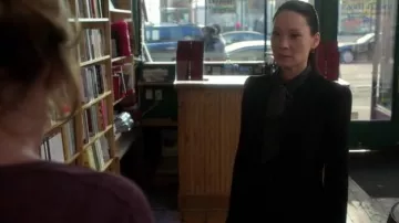 Alice + Olivia Bain Manteau porté par le Dr Joan Watson (Lucy Liu) dans le Primaire (S04E15)