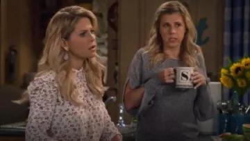Veronica Beard Howell Flora Blouse worn by D.J. Tanner-Fuller (Candace Cameron Bure) in Fuller House (S04E08)
