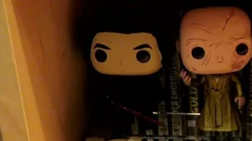 El funko pop sin máscara de Kylo Ren en Star Wars de Modzii en el vídeo ¡LA MAYOR COLECCIÓN DE FIGURAS POP! ¡DESDE FRANCIA!
