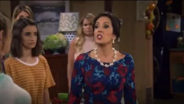 Forever 21 Cravate-Front Tee Rayé porté par Ramona Gibbler (Soni Bringas) en plus complète de la Maison (S04E09)