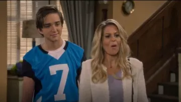 Chaqueta IRO Mama bouclé usada por D.J. Tanner-Fuller (Candace Cameron Bure) en Fuller House (S04E10)