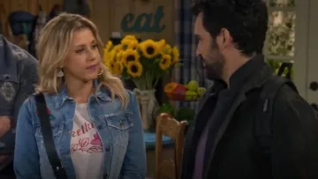Veronica Beard Jean Cara Jean Jacket worn by Stephanie Tanner (Jodie Sweetin) in Fuller House (S04E10)