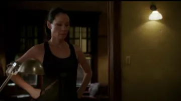 Michi Venin Réservoir porté par le Dr Joan Watson (Lucy Liu) dans le Primaire (S05E01)