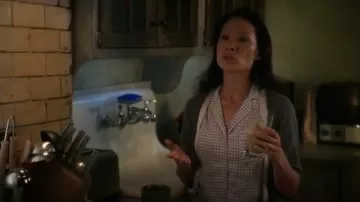 Calvin Klein Essentials Manches Satin Robe de Charbon de bois / Silverstone porté par le Dr Joan Watson (Lucy Liu) dans le Primaire (S05E01)