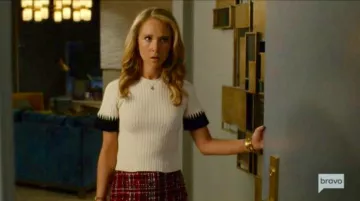 The white top and black Alexander Macqueen of Veronica Newell (Juno Temple), Dirty John S01E04