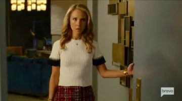 Le top blanc et noir Alexander Macqueen de Veronica Newell (Juno Temple) dans Dirty John S01E04
