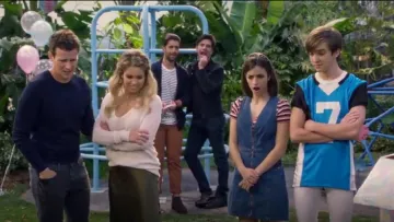 Nouveau Look Col en V Zip Devant Robe en jean porté par Ramona Gibbler (Soni Bringas) en plus complète de la Maison (S04E10)
