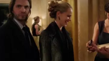 Nala Coat worn by Dr. Cassandra Railly (Amanda Schull) in 12 Monkeys (S01E01)