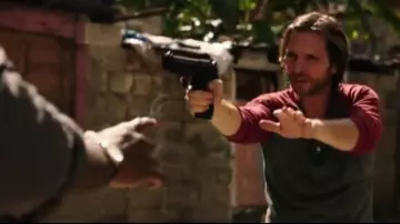 Alternative Raglan Henley in Grey/True Red worn by James Cole (Aaron Stanford) in 12 Monkeys (S01E03)