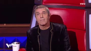 Chaqueta de terciopelo negro de Julien Clerc con rayas doradas de Julien Clerc en La voz: la voz más bella (15/02/19)