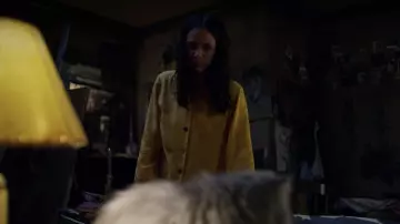 Soyeux jaune pyjamas assortis de fond porté par porté par Josephina (Zawe Ashton) en Velours Buzzsaw