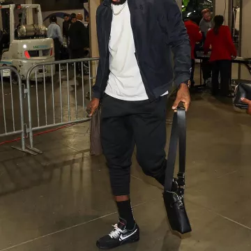 Sneakers The 10: Nike Air Max 90 "off White" worn by LeBron James on the Instagram account @brkicks