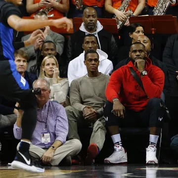 Sneakers Nike Air Max Lebron 7 Nfw "mvp" worn by LeBron James on the Instagram account @brkicks