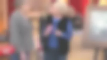 El suéter a rayas de cachemira de Sophie Davant en Deal concluyó el 18.02.2019