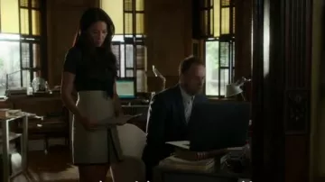 Falda de lino Celine usada por la Dra. Joan Watson (Lucy Liu) en Primaria (S05E02)