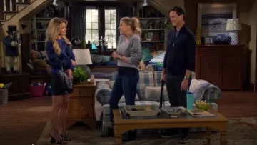 Barneys New York Imitation-Pearl-Embellished Suede Mules usadas por D.J. Tanner-Fuller (Candace Cameron Bure) en Fuller House (S04E12)