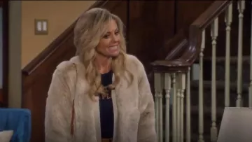 Mother The Sinful Graphic Crewneck Tee usada por D.J. Tanner-Fuller (Candace Cameron Bure) en Fuller House (S04E13)