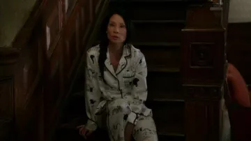 Olivia von Halle Lila Astrid Pijama usado por la Dra. Joan Watson (Lucy Liu) en Primaria (S05E03)