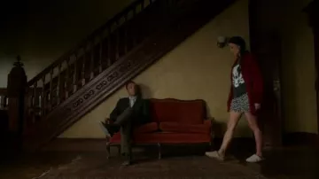 Chaser Le Tigre Réservoir porté par le Dr Joan Watson (Lucy Liu) dans le Primaire (S05E04)