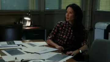 FruiVictoria Beckham t Machine Button Down Shirt porté par le Dr Joan Watson (Lucy Liu) dans le Primaire (S05E04)