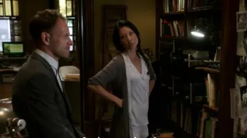 Calvin Klein Essentials Manches Satin Robe de Charbon de bois / Silverstone porté par le Dr Joan Watson (Lucy Liu) dans le Primaire (S05E04)