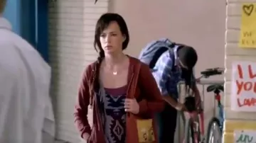 Les Gens libres de la Pop de couleur modèle de réservoir porté par Jenna Hamilton (Ashley Rickards) dans Maladroite. (S03E02)