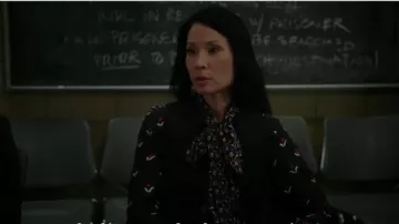 Marc Jacobs Imprimé Haut Manches Longues portées par le Dr Joan Watson (Lucy Liu) dans le Primaire (S05E05)