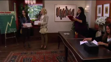 Chloe Paddington Sac porté par Caroline Channing (Beth Behrs) dans 2 Broke Girls (S04E05)