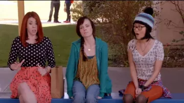 BDG chez Urban Outfitters Imprimé Sheer V-Neck Tee porté par Ming Huang (Jessica Lu) dans Maladroite. (S03E03)