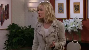 Peuple libre Végétalien en Cuir à Capuchon Veste de Moto en Gris clair porté par Caroline Channing (Beth Behrs) dans 2 Broke Girls (S04E05)