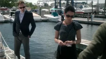 Sasha Bell Bijoux de Tournesol Tranche Dangles porté par le Dr Joan Watson (Lucy Liu) dans le Primaire (S05E05)