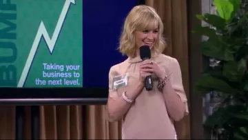LAgence Col Roulé Manches de Flottement Chemisier porté par Caroline Channing (Beth Behrs) dans 2 Broke Girls (S04E05)