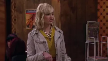 Peuple libre Végétalien en Cuir à Capuchon Veste de Moto en Gris clair porté par Caroline Channing (Beth Behrs) dans 2 Broke Girls (S04E06)