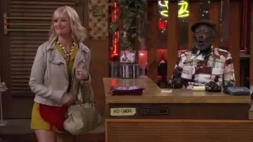 Chloe Paddington Sac porté par Caroline Channing (Beth Behrs) dans 2 Broke Girls (S04E06)