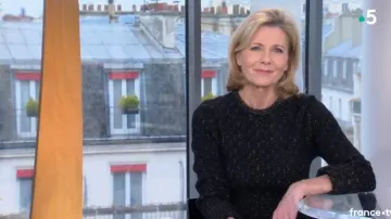 The black sweater of Claire Chazal in free Entry to the 17/02/2019
