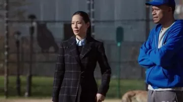 Marissa Webb Feria Manteau porté par le Dr Joan Watson (Lucy Liu) dans le Primaire (S05E22)
