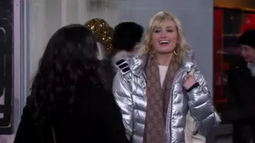 Gucci GG Motif Foulard porté par Caroline Channing (Beth Behrs) dans 2 Broke Girls (S04E07)