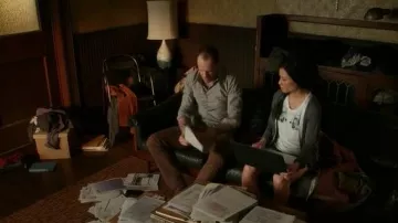 Chaser Guépards débardeur porté par le Dr Joan Watson (Lucy Liu) dans le Primaire (S05E22)