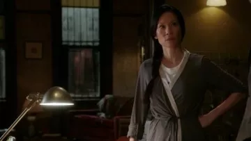 Calvin Klein Essentials Manches Satin Robe de Charbon de bois / Silverstone porté par le Dr Joan Watson (Lucy Liu) dans le Primaire (S05E22)