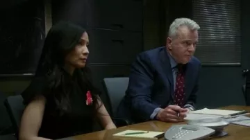 Marni en Cuir et Cristal Broche porté par le Dr Joan Watson (Lucy Liu) dans le Primaire (S05E22)